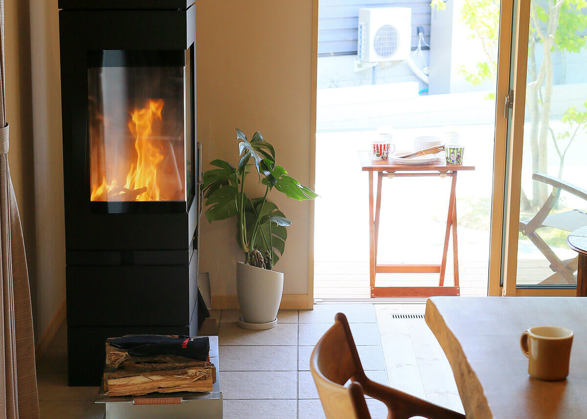 揺れる炎を眺めゆったりとした時間を味わう、軽井沢の冬